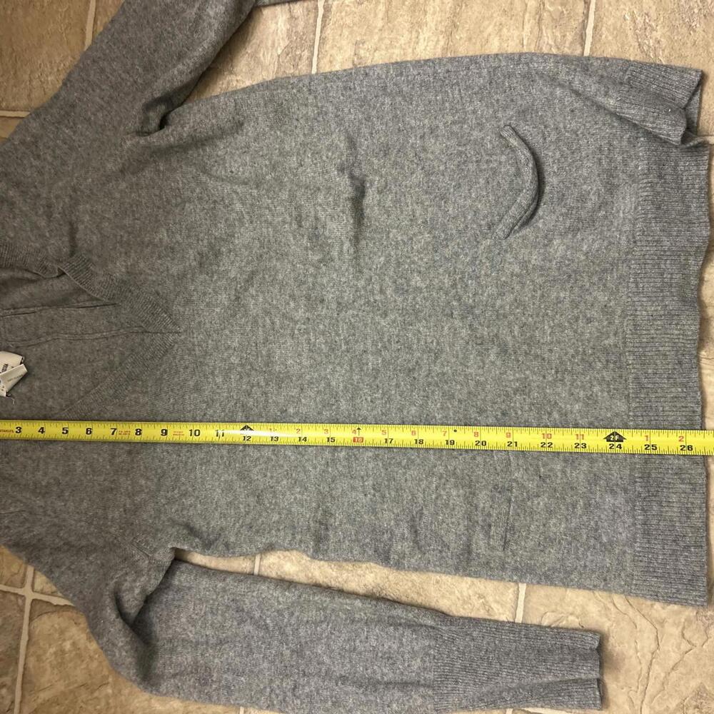 Neiman Marcus Cashmere Sweater M Grey Button Back Pockets Luxury - Picture 7 of 7